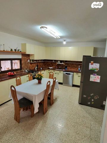 דו משפחתי, שגיא, אלפי מנשה