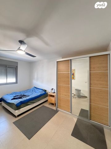 דירה, אהוד מנור, נאות אפק, אפקה, קרית ביאליק