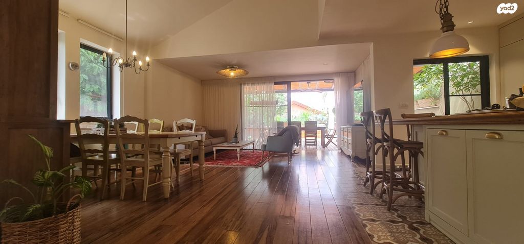 דו משפחתי, כוכב יאיר / צור יגאל