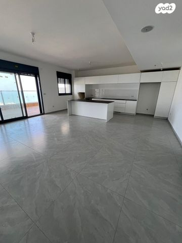 דירה, שדרות בן אב"י 24, נוף הטיילת, נתניה