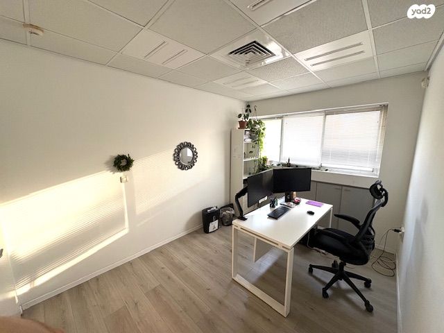 דרך מנחם בגין 42