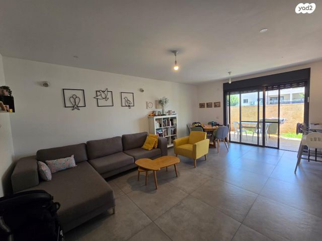 דירת גן, הפרחים, חריש