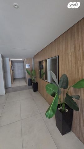 דירת גן, הפרחים, חריש