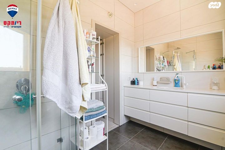 גג/ פנטהאוז, הגיבורים, מרכז העיר, חדרה