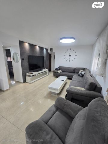 דירת גן, משעול דקר, צה"ל, קרית גת