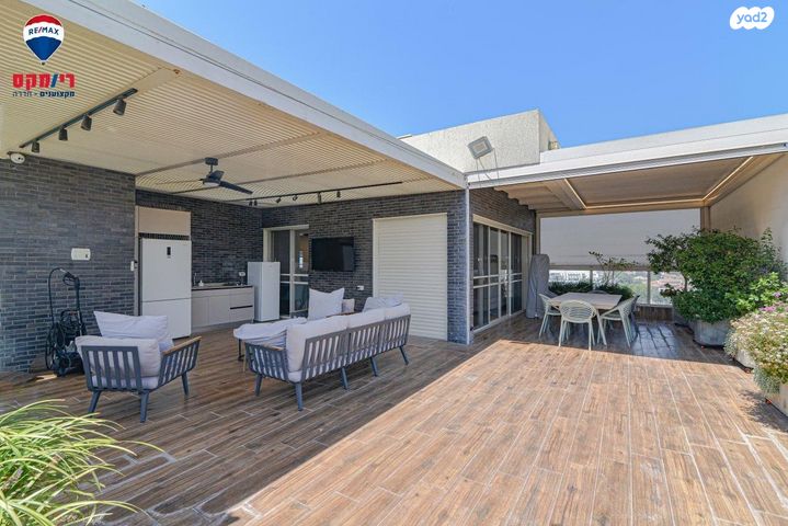 גג/ פנטהאוז, הגיבורים, מרכז העיר, חדרה