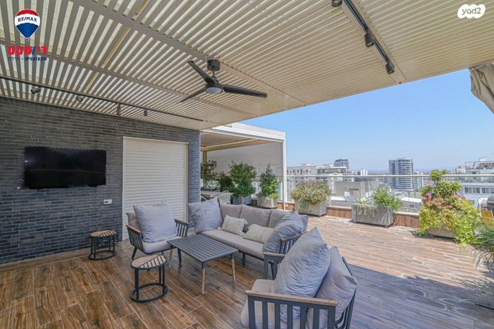 גג/ פנטהאוז, הגיבורים, מרכז העיר, חדרה