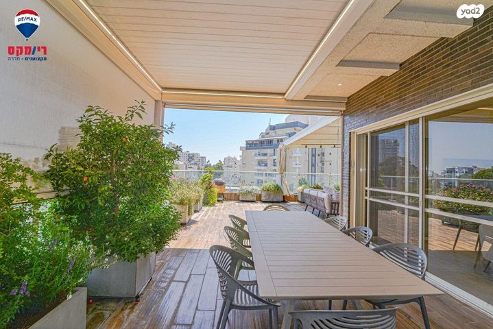 גג/ פנטהאוז, הגיבורים, מרכז העיר, חדרה