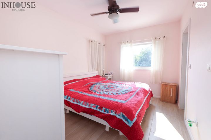 דו משפחתי, תל מונד