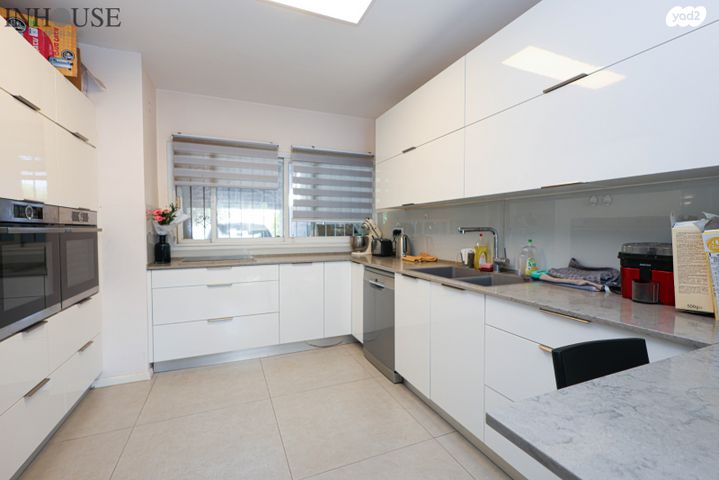 דו משפחתי, תל מונד