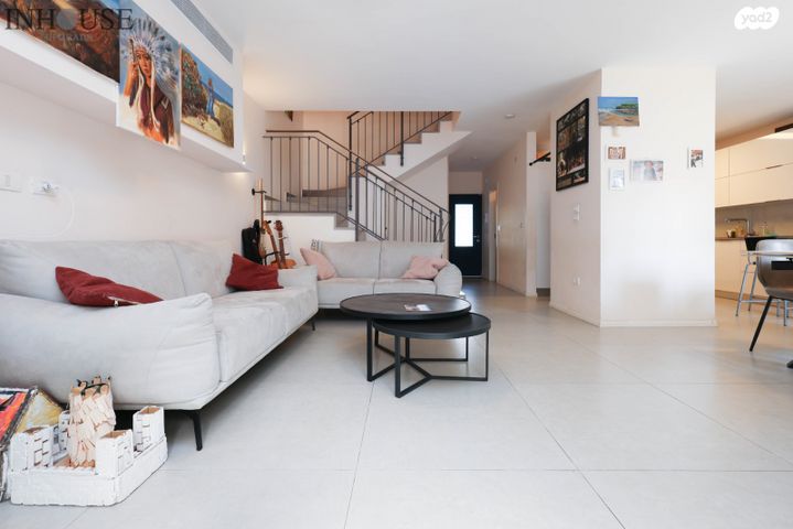 דו משפחתי, תל מונד