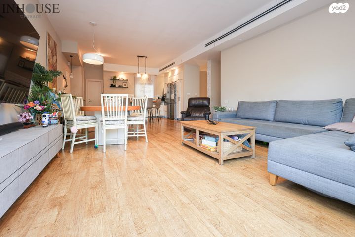 דירת גן, תל מונד