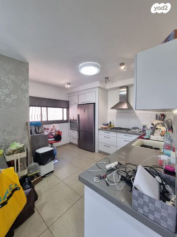 שדרות השושנים 19