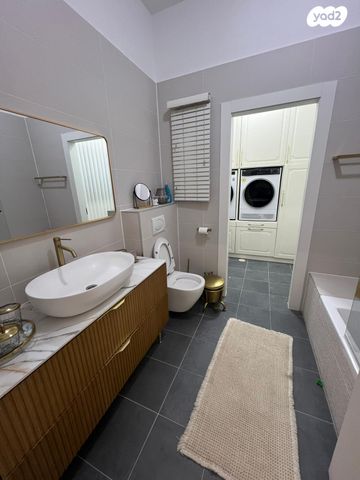 גג/ פנטהאוז, נתיבות