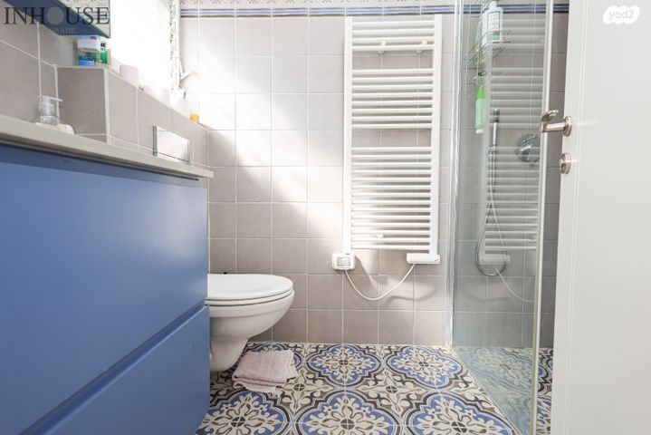 דו משפחתי, תל מונד