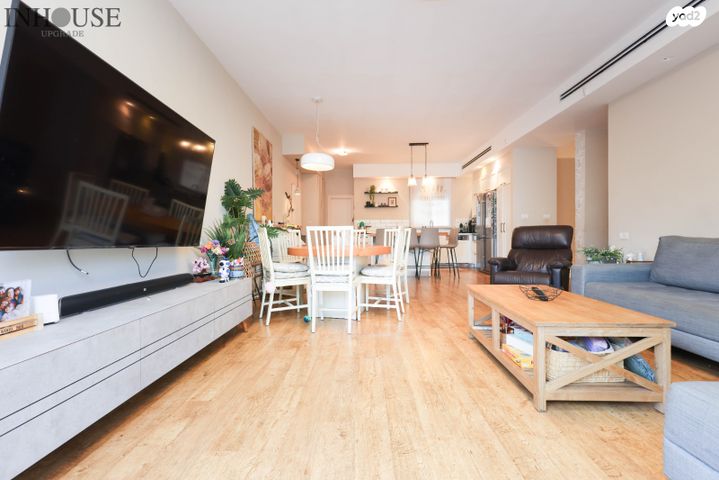 דירת גן, תל מונד