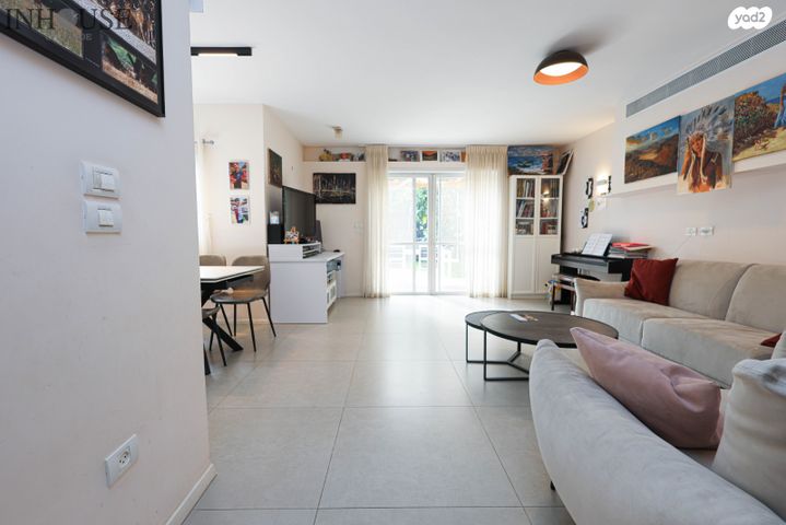 דו משפחתי, תל מונד