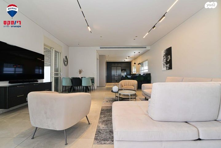 גג/ פנטהאוז, הגיבורים, מרכז העיר, חדרה