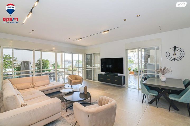 גג/ פנטהאוז, הגיבורים, מרכז העיר, חדרה