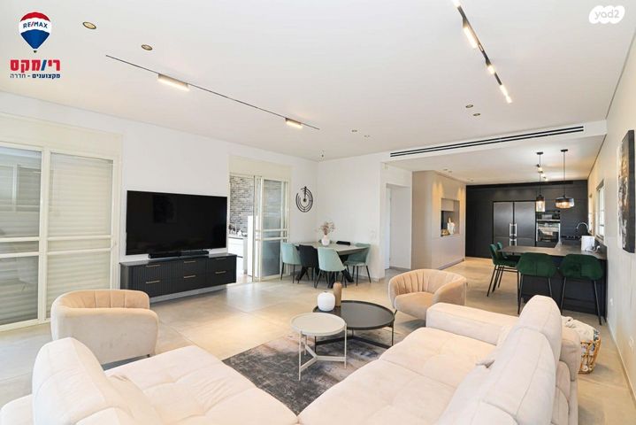 גג/ פנטהאוז, הגיבורים, מרכז העיר, חדרה