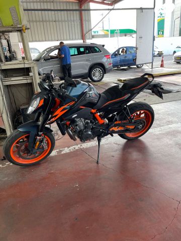 KTM Naked Duke 890R