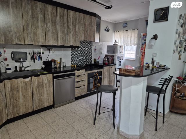 גג/ פנטהאוז, פרי מגדים, מגדים, מעלה אדומים