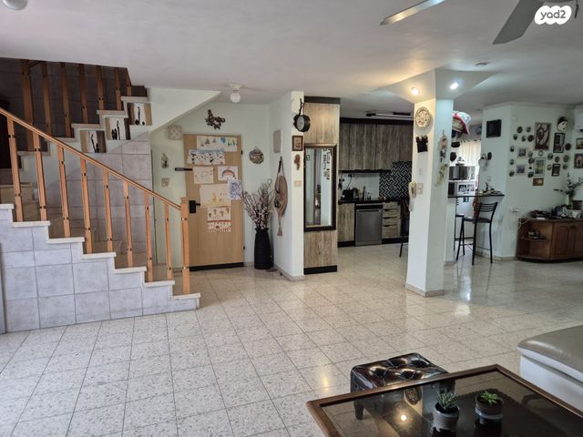 גג/ פנטהאוז, פרי מגדים, מגדים, מעלה אדומים