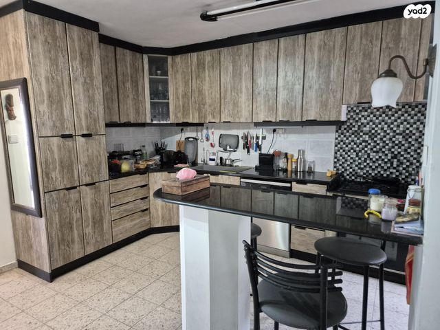 גג/ פנטהאוז, פרי מגדים, מגדים, מעלה אדומים