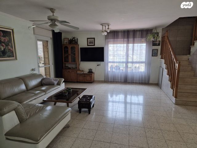 גג/ פנטהאוז, פרי מגדים, מגדים, מעלה אדומים