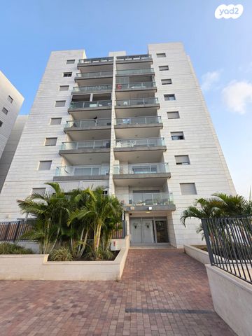 דירה, האישה העברייה, כרמי גת, קרית גת