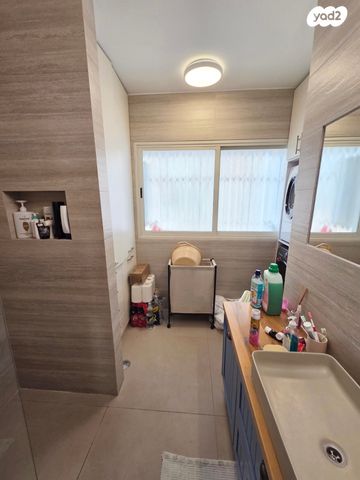 דירה, אלוף רחבעם זאבי, הדר המושבות החדשה / אם המושבות החדשה, פתח תקווה