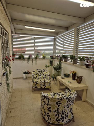 גג/ פנטהאוז, פרי מגדים, מגדים, מעלה אדומים