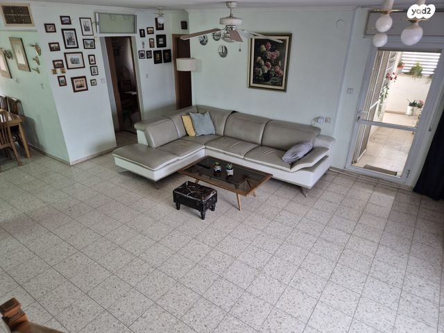 גג/ פנטהאוז, פרי מגדים, מגדים, מעלה אדומים