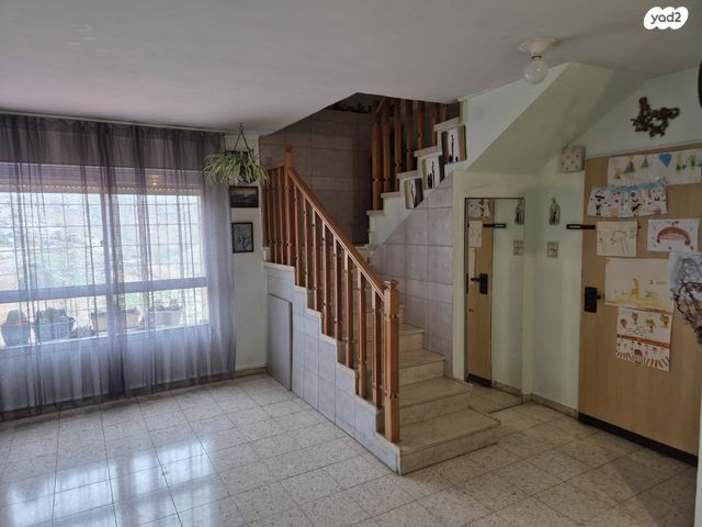 גג/ פנטהאוז, פרי מגדים, מגדים, מעלה אדומים