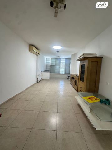 דירה, שמחה הולצברג, בת ים