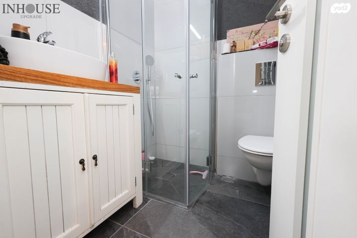 דירת גן, תל מונד