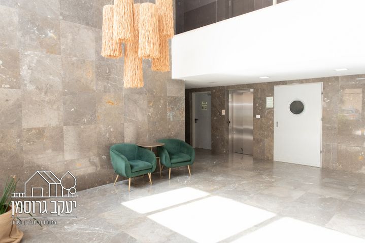 דירה, נחל איילון, צור יצחק, צור יצחק