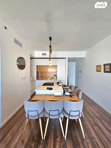 מונטיפיורי, הרכבת