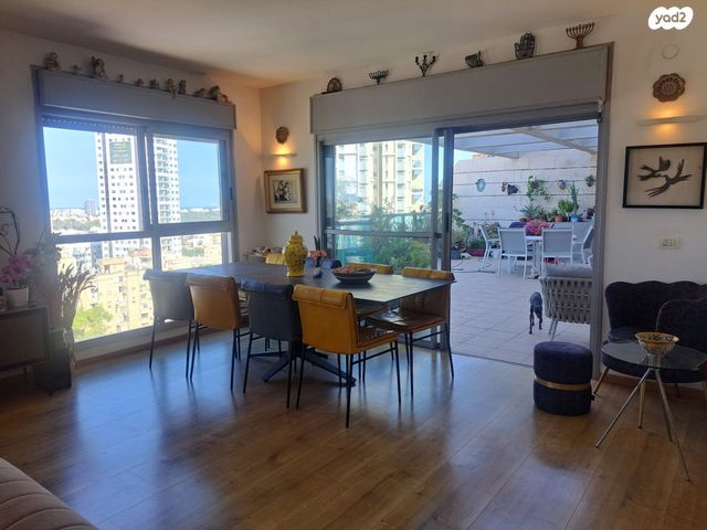 גג/ פנטהאוז, שדרת התמרים, שכונת בן גוריון, מרכז העיר ג', רמת גן