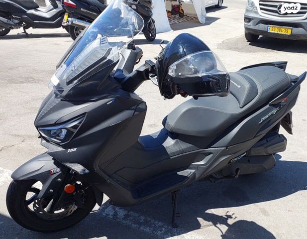 מודעת רכב סאן יאנג ג'וי-מקס Z-300