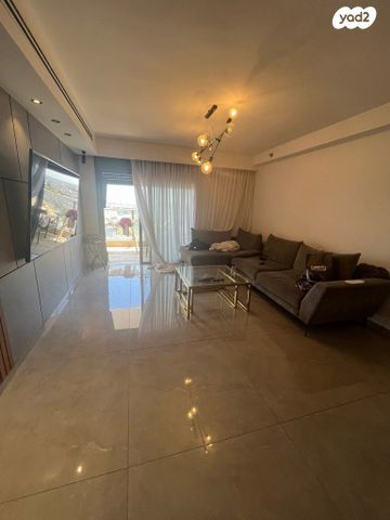 דירה, עפרה חזה, משכנות האומנים, קרית מוצקין