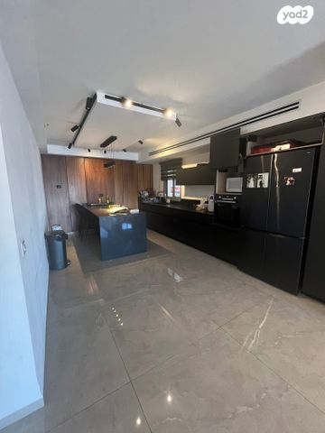 דירה, עפרה חזה, משכנות האומנים, קרית מוצקין