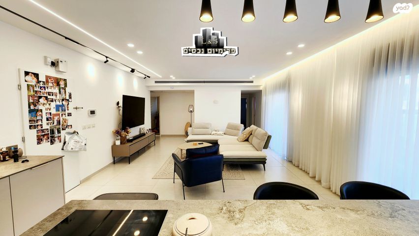 גג/ פנטהאוז, שמעון פרס/ האצטדיון, נהריה