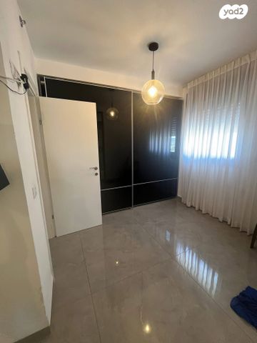 דירה, עפרה חזה, משכנות האומנים, קרית מוצקין