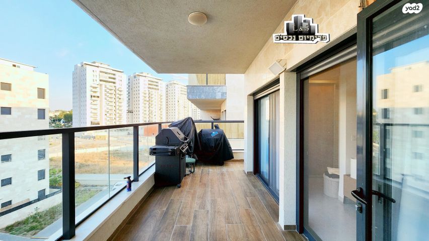 גג/ פנטהאוז, שמעון פרס/ האצטדיון, נהריה