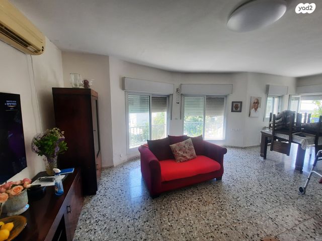 דו משפחתי, רבי סעדיה גאון, מבשרת ציון