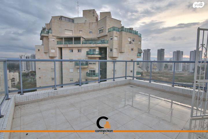 גג/ פנטהאוז, יצחק בן צבי, נווה גנים, קרית מוצקין