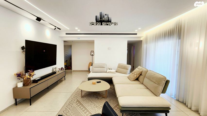 גג/ פנטהאוז, שמעון פרס/ האצטדיון, נהריה