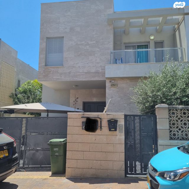 אודם 8