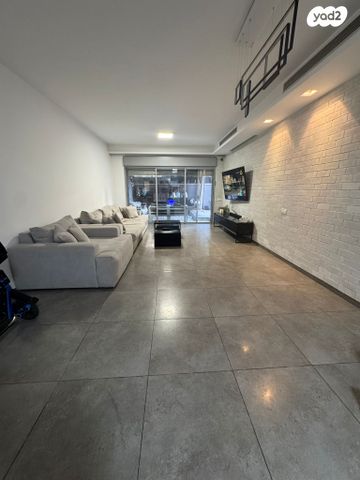 דירת גן, ישראל פולי פוליאקוב, קרית האמנים, מצליח, רמלה